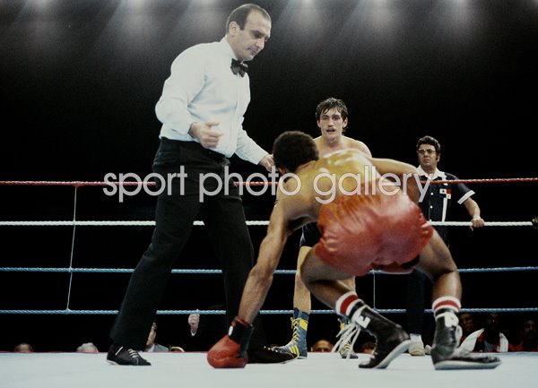 Barry McGuigan Northern Ireland knocks down Eusebio Pedroza London 1985