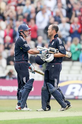 2010 ODI - Strauss congratulates Trott