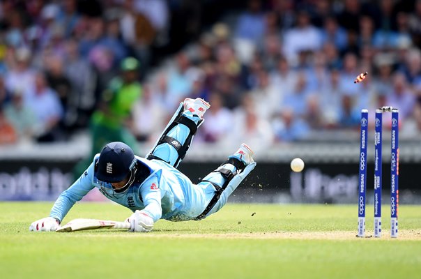 Joe Root dives in England v South Africa World Cup 2019