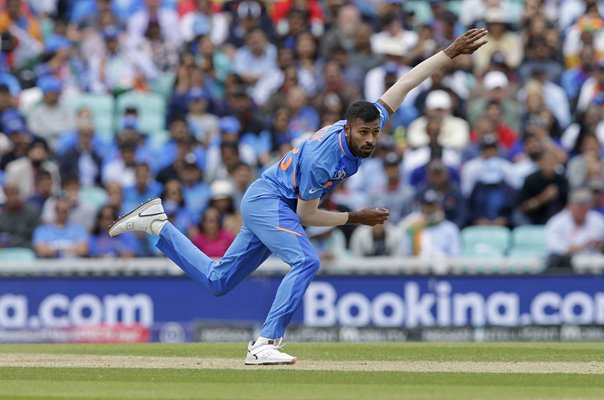 Hardik Pandya India bowls v Australia World Cup 2019