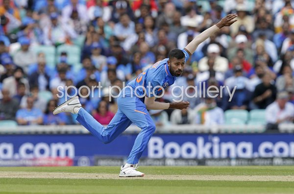 Hardik Pandya India bowls v Australia World Cup 2019