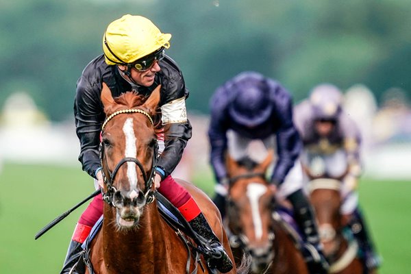 Frankie Dettori & Stradivarius win Gold Cup Royal Ascot 2019