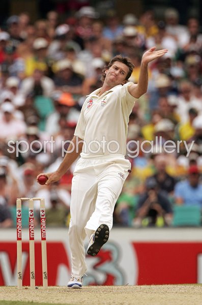 Glenn McGrath Australia v England bowls Sydney Ashes 2007