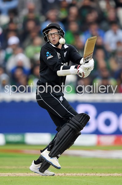 Mitchell Santner New Zealand v Pakistan World Cup 2019