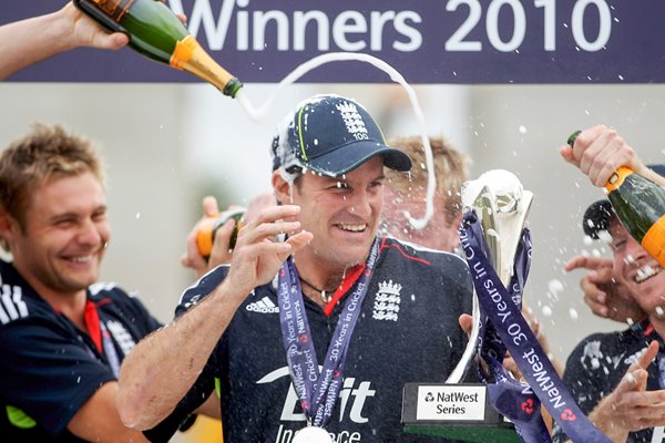 2010 ODI - Strauss celebrate win v Bangladesh