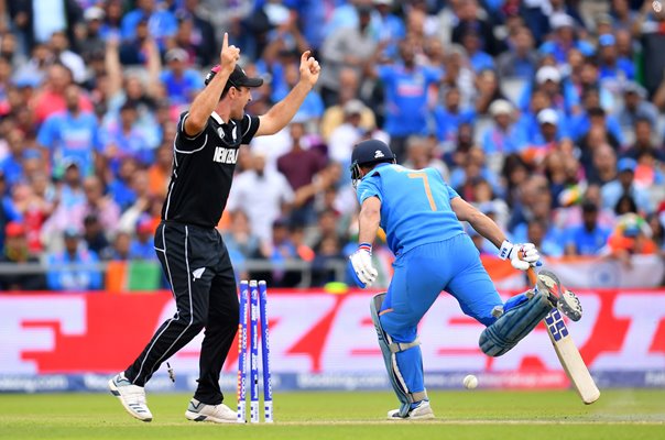 MS Dhoni India run out by Martin Guptill New Zealand World Cup 2019 