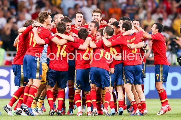 Spain celebrate EURO 2012 Final win