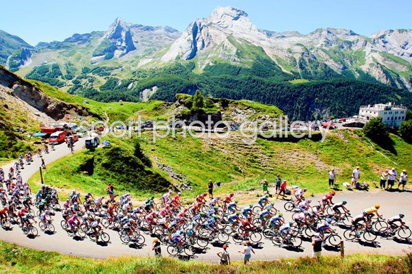 Sky leads peloton Pyrenees Tour 2012
