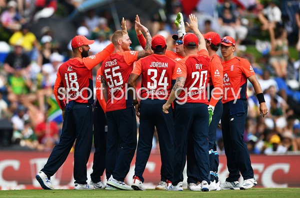 Ben Stokes celebrates in England huddle T20 v South Africa 2020