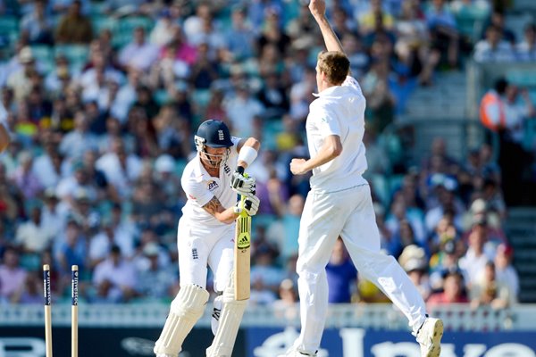 Morne Morkel bowls Kevin Pietersen 2012