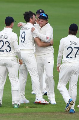 Joe Root celebrates James Anderson's 600th Test Wicket 2020