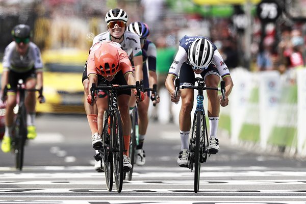 Elisabeth Deignan-Armitstead wins v Marianne Vos La Course 2020