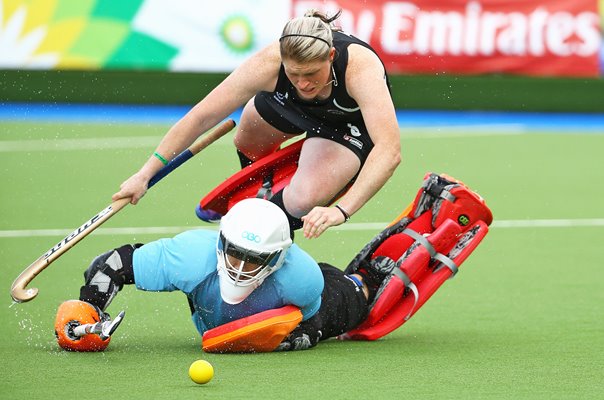 Maddie Hinch England v Katie Glynn New Zealand Glasgow 2014