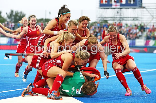 England celebrate Maddie Hinch Penalty save EuroHockey 2015