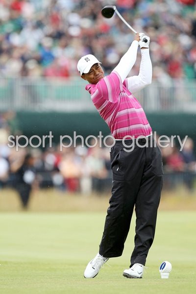 Tiger tees off on 18th hole - First Round