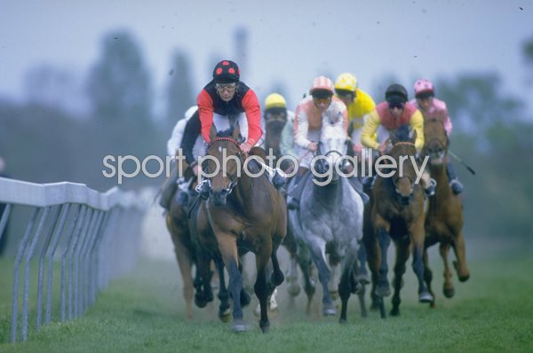 Jockey Lester Piggott leads the field Kempton 1984