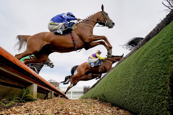 Sam Twiston-Davies riding Guy Huntingdon Races 2020