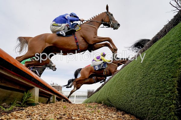 Sam Twiston-Davies riding Guy Huntingdon Races 2020