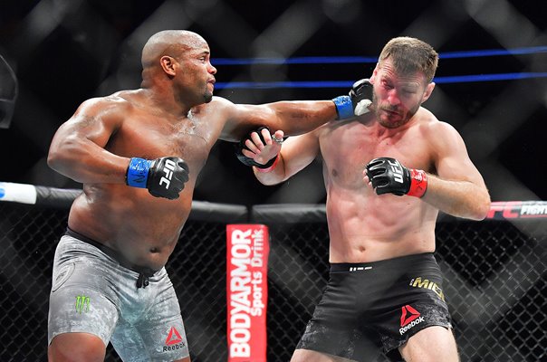 Daniel Cormier beats Stipe Miocic Las Vegas 2018