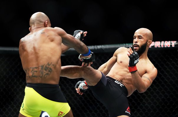 Demetrious Johnson kicks v Wilson Reis Kansas City 2017