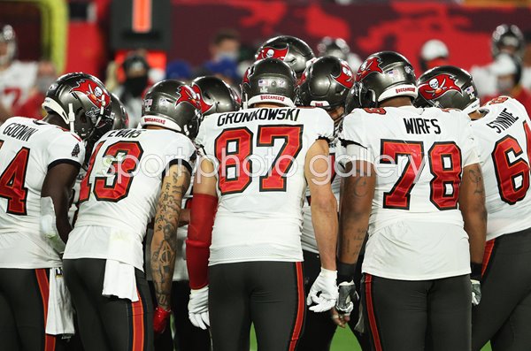 Rob Gronkowski Tampa Bay Buccaneers Huddle Super Bowl 2021 