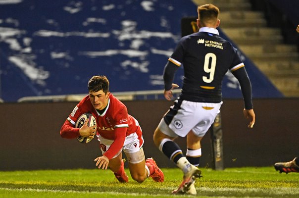 Louis Rees-Zammit Wales scores try v Scotland Murrayfield 2021