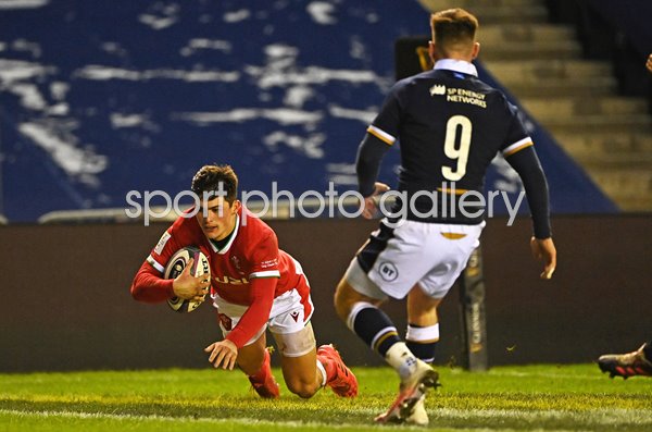 Louis Rees-Zammit Wales scores try v Scotland Murrayfield 2021