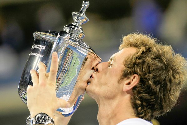 Andy Murray kisses the US Open trophy
