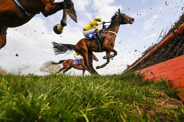 Southwest Novices' Handicap Chase Taunton Racecourse 2021