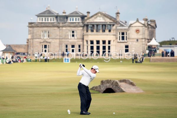 Louis Oosthuizen tees off 18th tee St Andrews