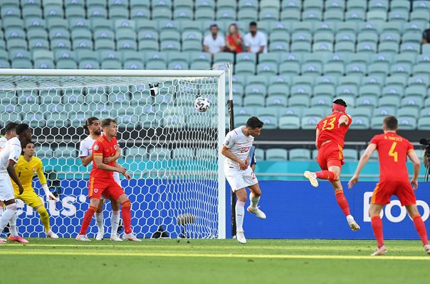 Kieffer Moore Wales scores v Switzerland Euro 2020