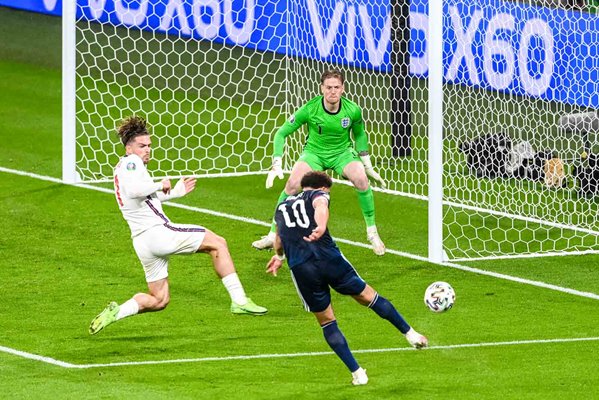 Che Adams Scotland shoots v England Wembley Euro 2020 