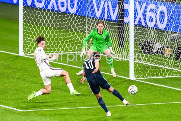 Che Adams Scotland shoots v England Wembley Euro 2020 