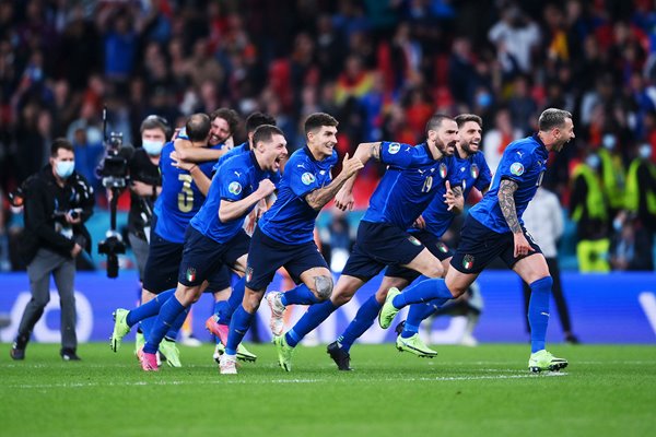 Italy celebrate penalty shoot out win v Spain Semi Final Euro 2020 