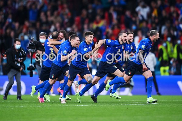 Italy celebrate penalty shoot out win v Spain Semi Final Euro 2020 