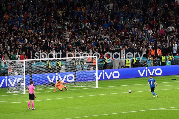 Jorginho Italy scores winning penalty v Spain Semi Final Euro 2020