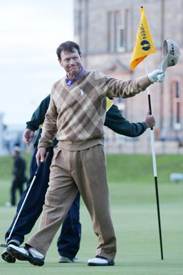 Tom Watson waves goodbye - 18th Green 