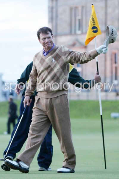 Tom Watson waves goodbye - 18th Green 