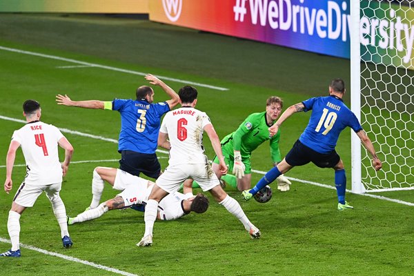 Leonardo Bonucci Italy scores equaliser v England Euro 2020 Final