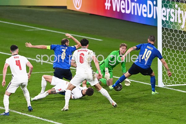Leonardo Bonucci Italy scores equaliser v England Euro 2020 Final