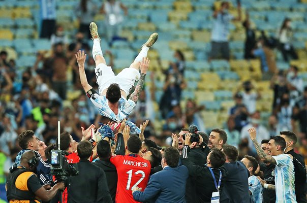 Argentina throw Messi in the air Copa America Rio 2021