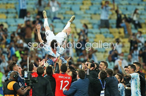 Argentina throw Messi in the air Copa America Rio 2021