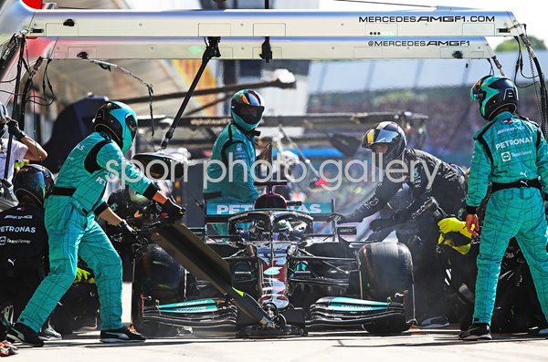 Lewis Hamilton Mercedes pitstop British Grand Prix Silverstone 2021 