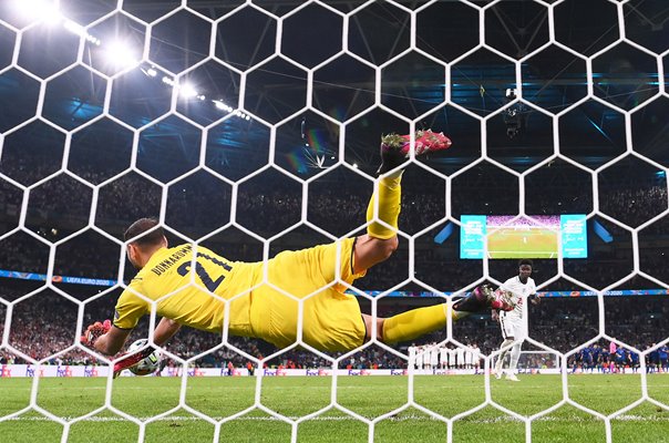 Gianluigi Donnarumma Italy saves Bukayo Saka penalty Final Euro 2020 