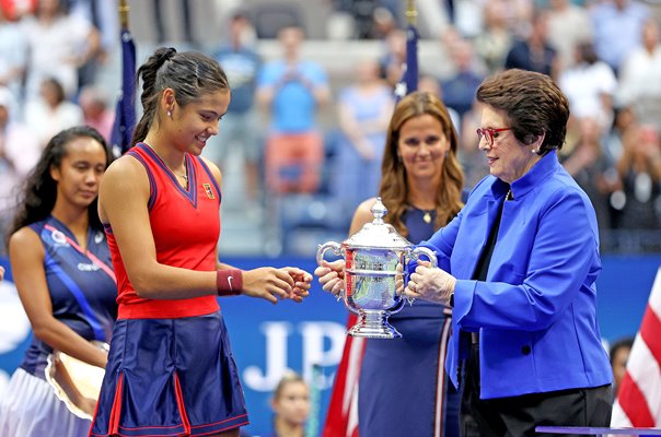 Billie Jean King presents US Open trophy to Emma Raducanu 2021