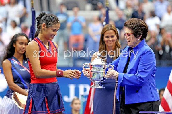 Billie Jean King presents US Open trophy to Emma Raducanu 2021