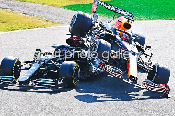 Max Verstappen & Lewis Hamilton Crash Italian Grand Prix 2021