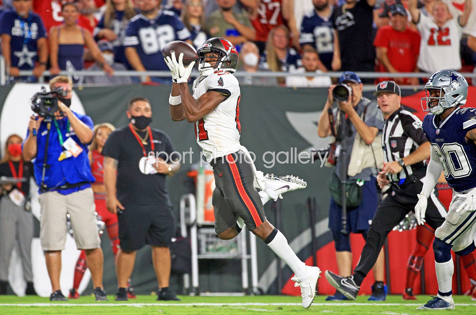 Antonio Brown Tampa Bay Touchdown catch v Dallas Cowboys 2021 Images