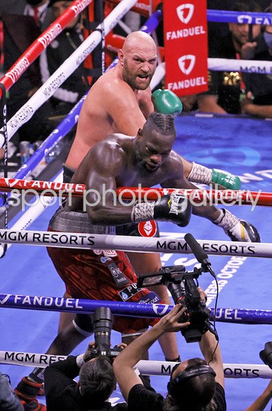 Tyson Fury knock out punch v Deontay Wilder Las Vegas 2021