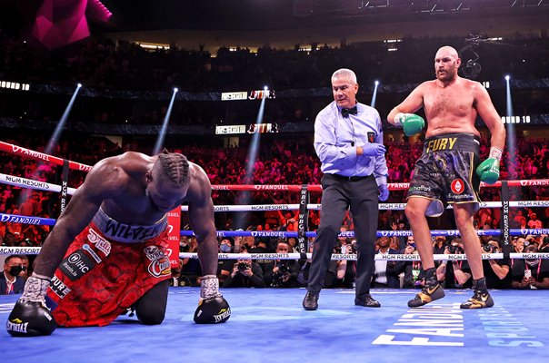 Tyson Fury knocks down v Deontay Wilder Round 3 Las Vegas 2021